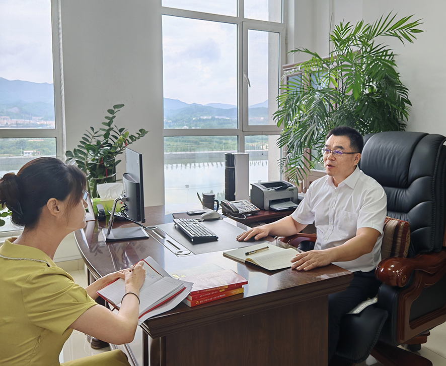 李春忱（右）接受记者采访