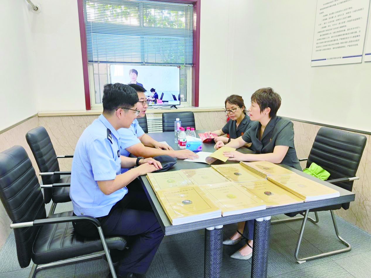 武寒霜（右一）带领法官走进派出所，指导民警前端化解矛盾纠纷。