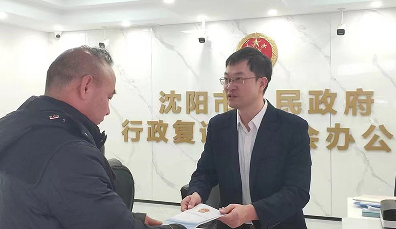 行政复议工作人员接待当事人2