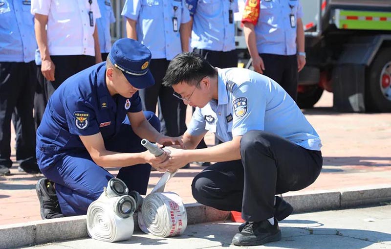 救援大队教官与参训民警交流互动