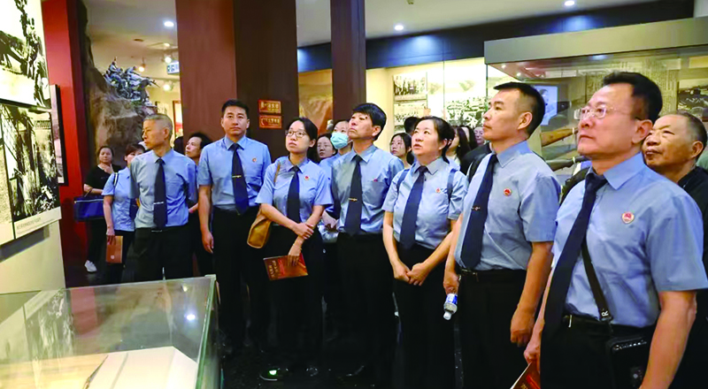 干警们在中国人民抗日战争纪念馆参观