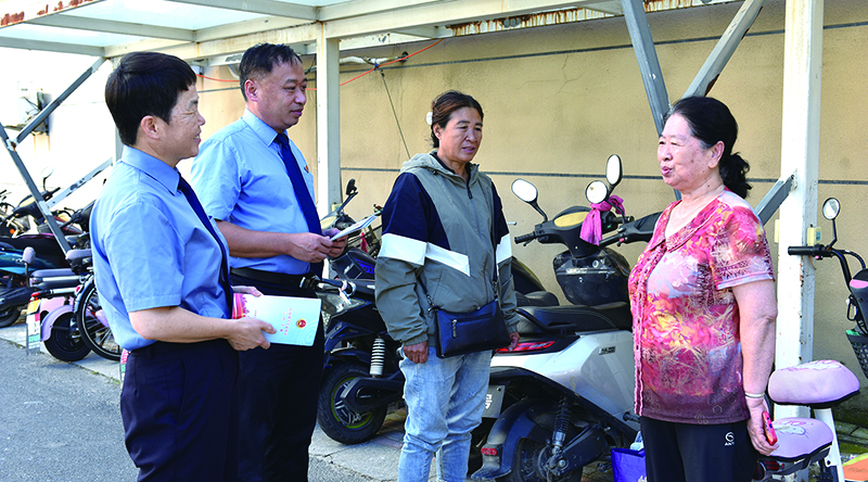 辽宁省法库县人民检察院对吉祥街道某小区“飞线充电”、违规停放等问题进行调查回访，并向居民开展普法宣传