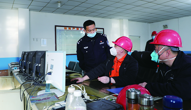 龙港公安民警与工程师研究技术问题