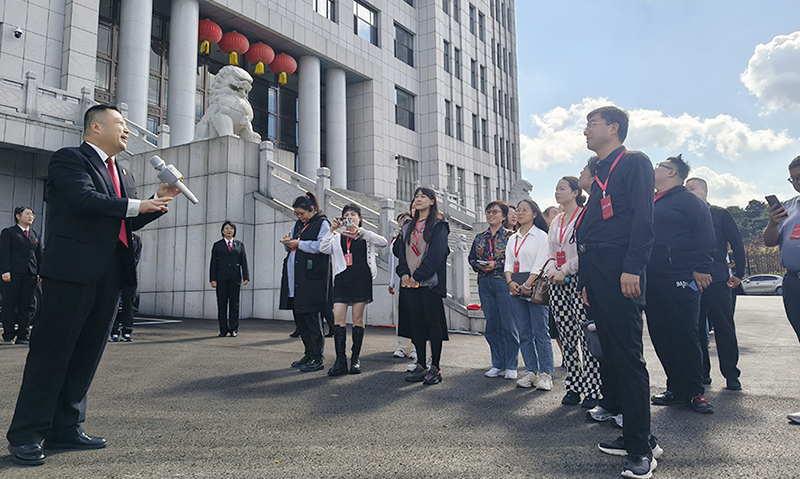 采访团走进抚顺县人民法院