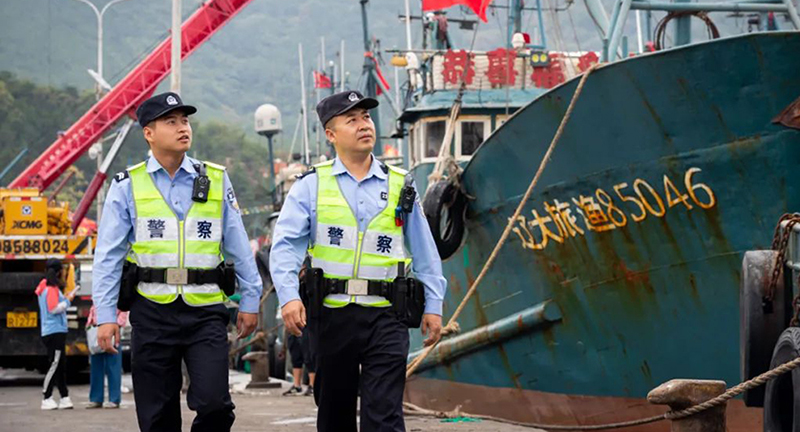 民警在码头巡逻