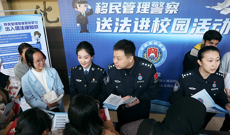 3 图为移民管理警察与沈阳医学院的学生们互动交流法律法规