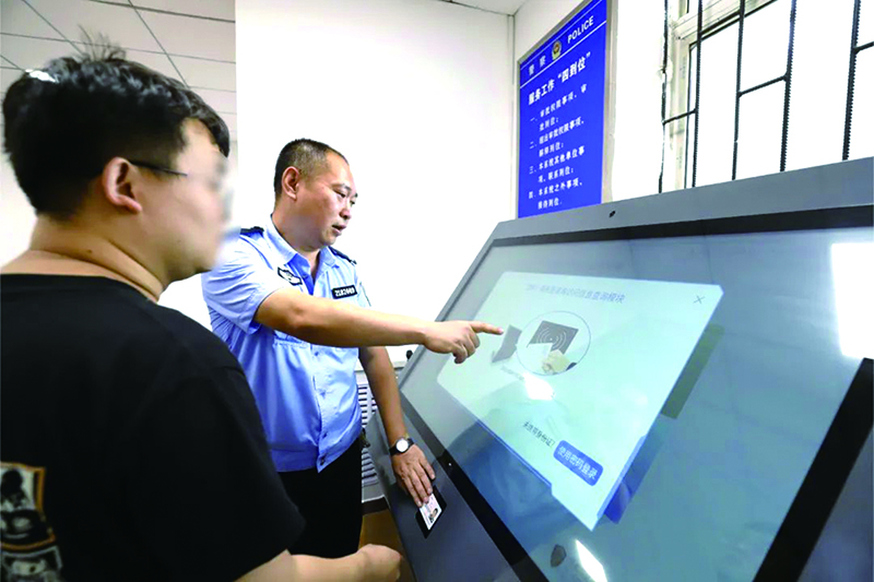 民警为罪犯家属介绍信息查询一体机（二题）