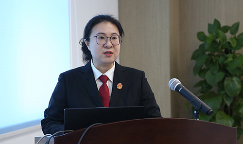 沈阳铁路运输中级法院审判监督庭法官王巽在汇报课题