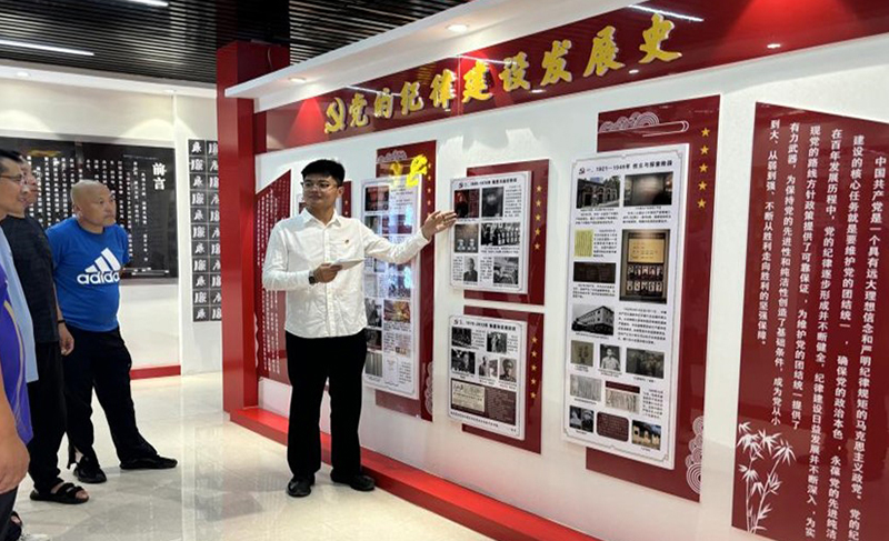 吴志权组织党员走进“党课阵地”