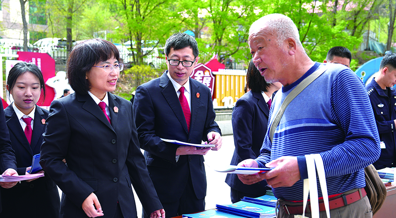 本溪中院干警开展特色普法活动