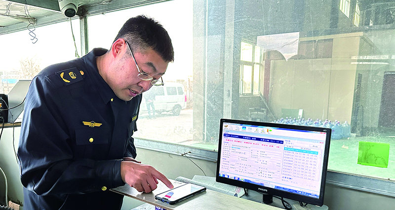 执法人员对车辆OBD监测信息进行现场核查