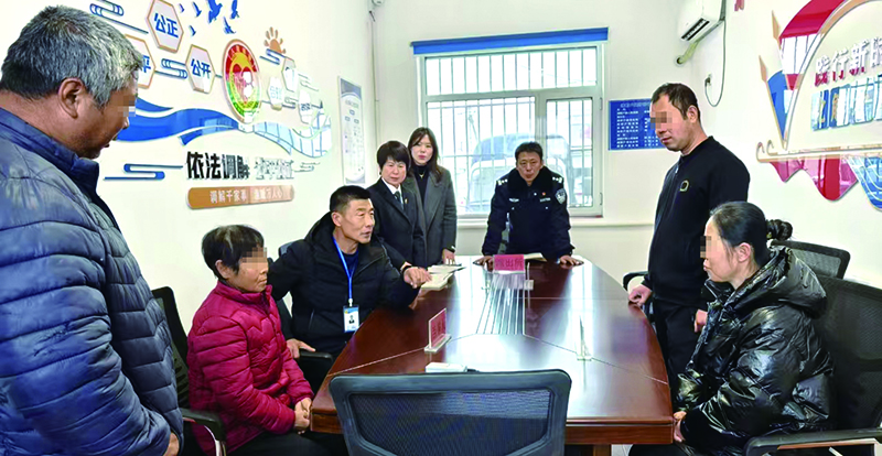 老孟（左三）协调公安、法院等多部门进行现场调解