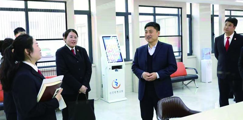 王兴奎带队参观双台子区法院诉讼服务中心