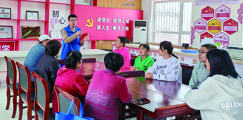 盘锦市双台子区“法律明白人”牛大兴为村民开展普法讲座