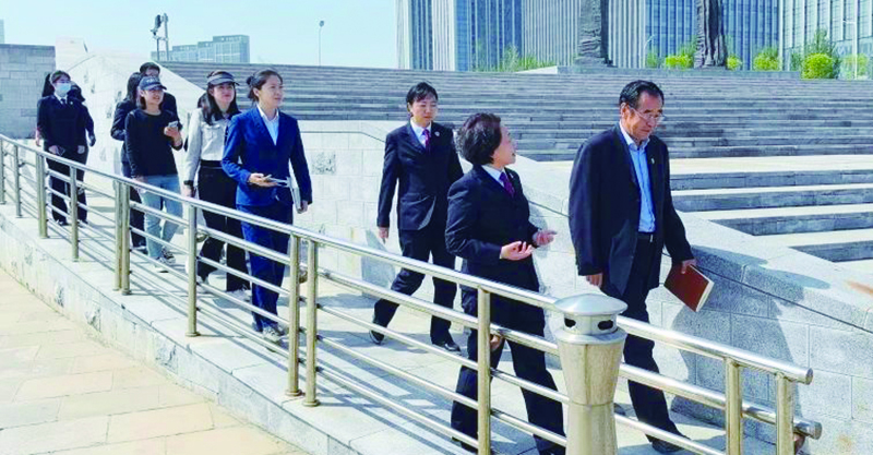 与人民监督员开展无障碍环境建设实地考察