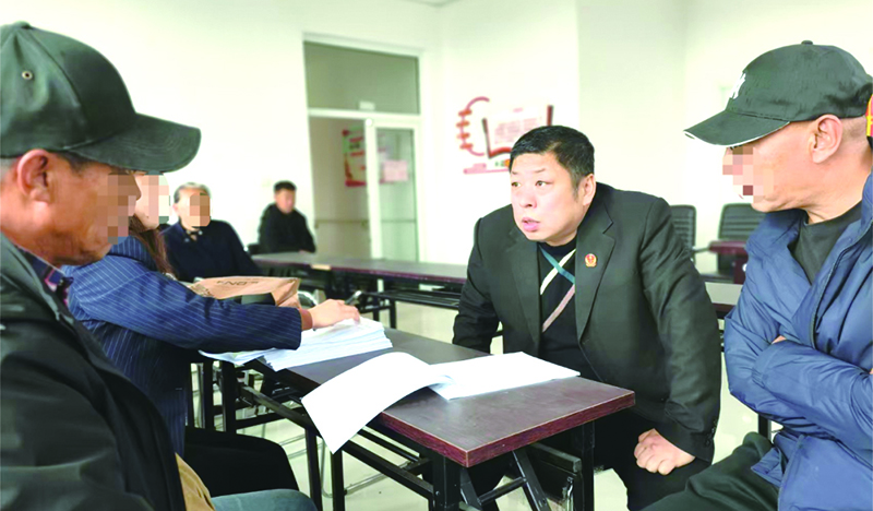 陈相法庭年浩庭长为村民讲解土地合同相关法律知识