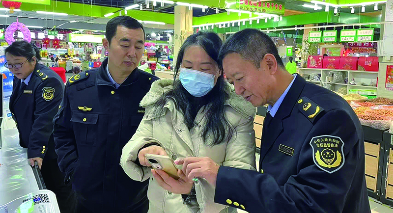 工作人员宣传食品抽检相关知识