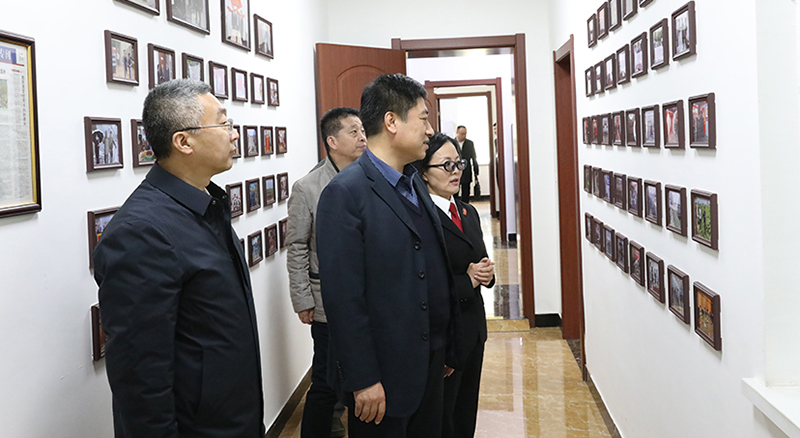 王兴奎（中）在盘山县人民法院高升人民法庭调研