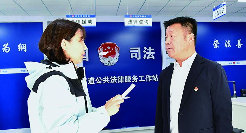 安宏阳（右）接受记者采访