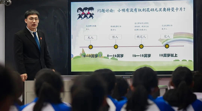 法官助理王海铭以“与法同行 向阳发展”为主题为同学们普及法律知识。