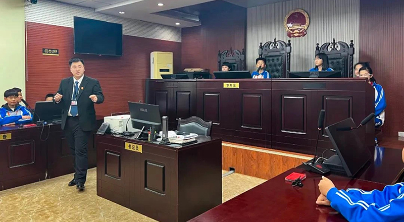 高升人民法庭为同学举办少年模拟法庭，让同学们身临其境的感受法治教育。