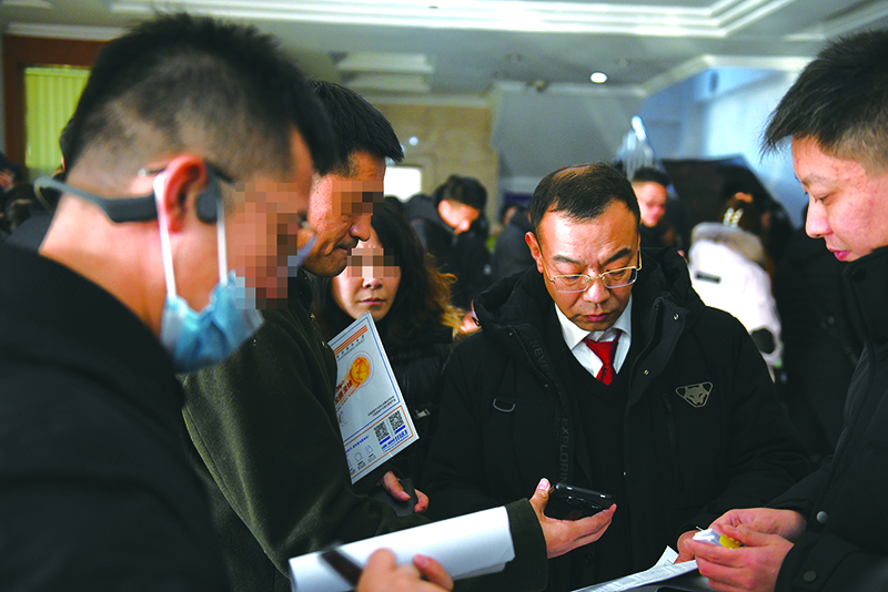 主办法官（右二）为受害群众现场宣讲流程及注意事项