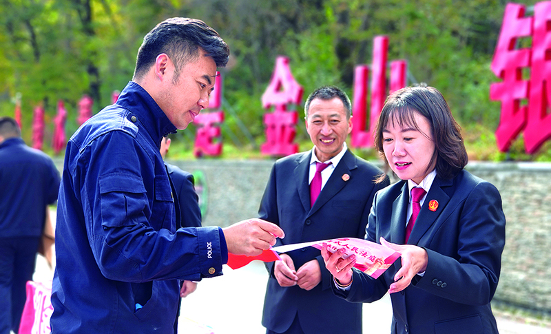 桓仁县法院桓仁法庭“十一”黄金周期间到景区向游客进行普法宣传