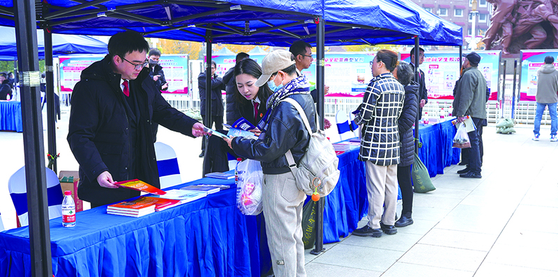 2024年10月，沈阳中山广场上，8块大型宣传展板图文并茂地展示着沈阳法院持续优化法治化营商环境的举措和成效