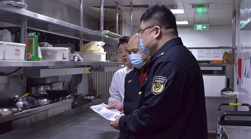 配图： 抚顺市市场监督管理局对学校食堂进行检查