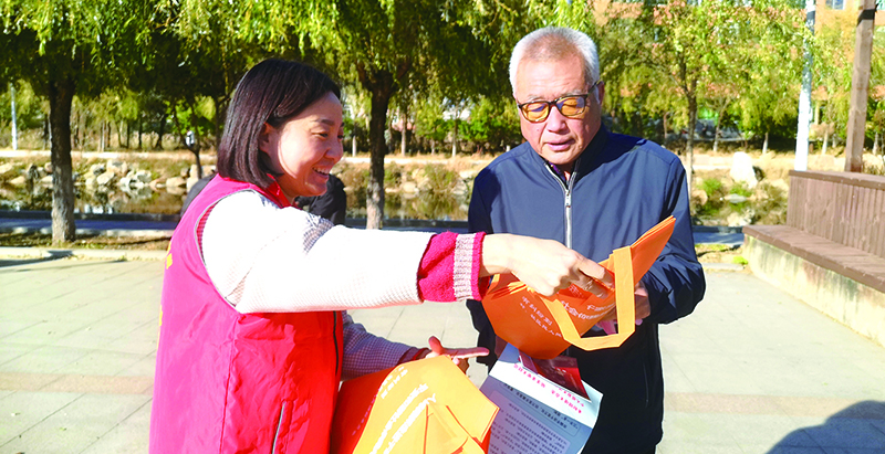 徐贺向市民发放普法宣传册