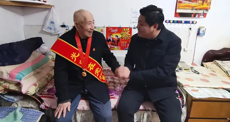 二题图，看望老党员