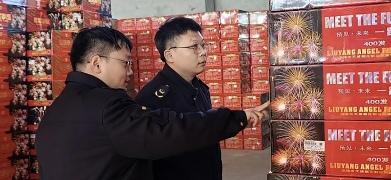 丹东：图为执法人员在一烟花爆竹销售点检查