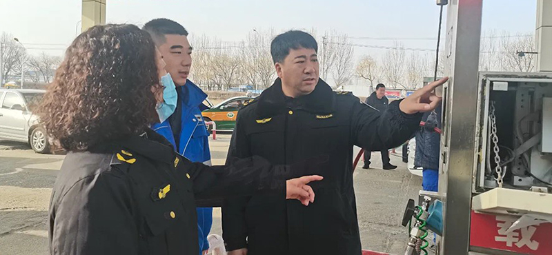 盘锦：图为执法人员对加气站进行监督检查。