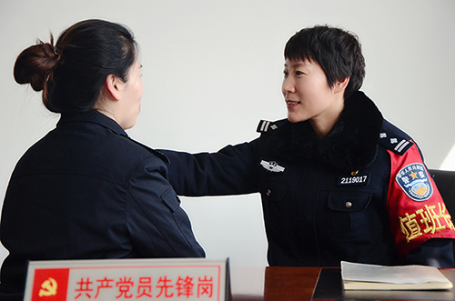 赵国荣与干警交流工作