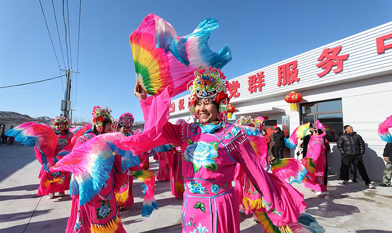 绥中县明水满族乡祝家沟村村民扭秧歌
