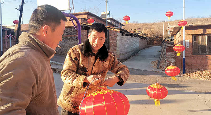 建昌县村民挂灯笼贺新年