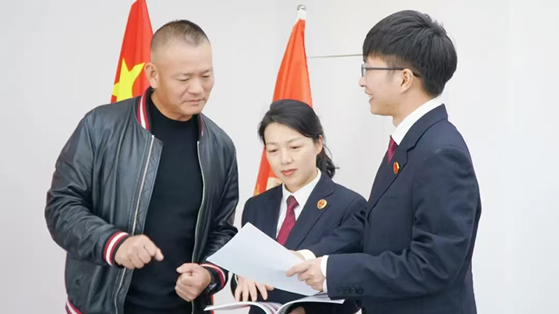 头题主稿配图，检察官向企业经营者进行法律宣讲