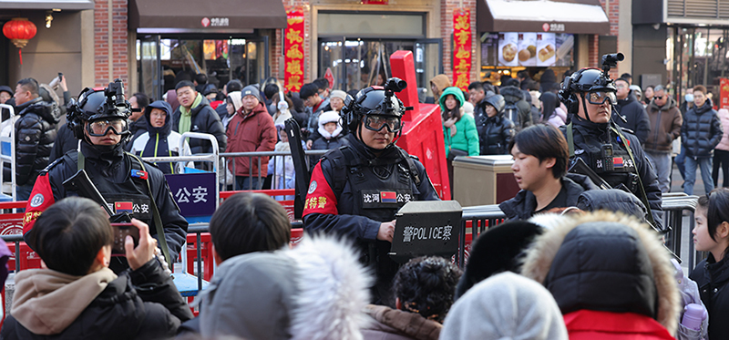 民警在游客密集处值守