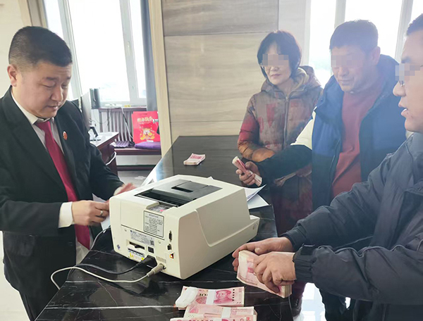 当事人打码 春节刚过，凤城市法院执结了一件多年积案，向当事人发放了案款。