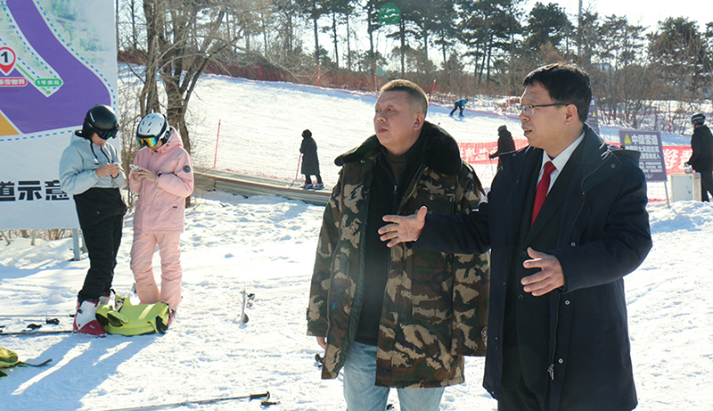 浑南区法院桃仙法庭庭长马俊光（右）实地走访滑雪场