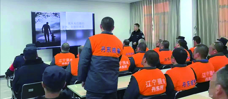 授课警察在课堂上强调家庭的重要性。