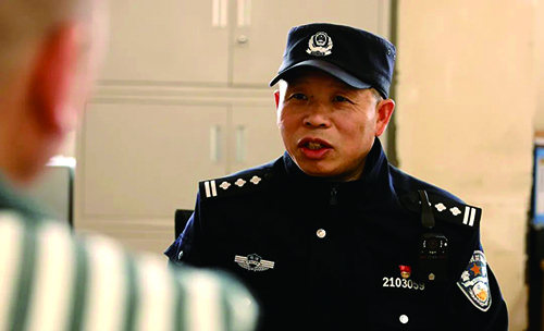 刘建兵与罪犯进行个别教育谈话