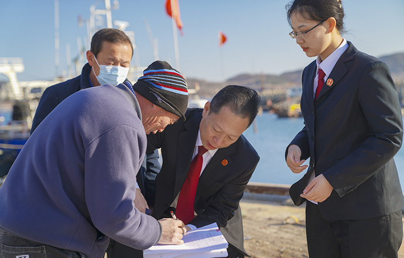 獐子岛法庭“海岛调解小队”走进码头调解纠纷