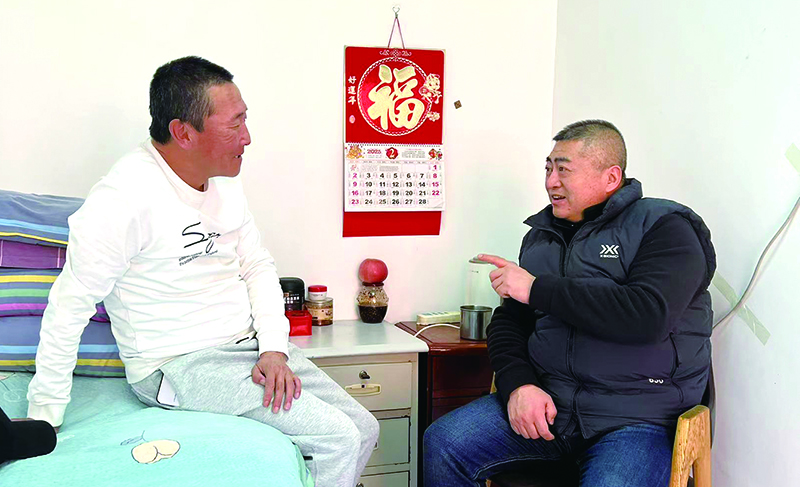 看守所所长陈东东（右）与李海波谈心