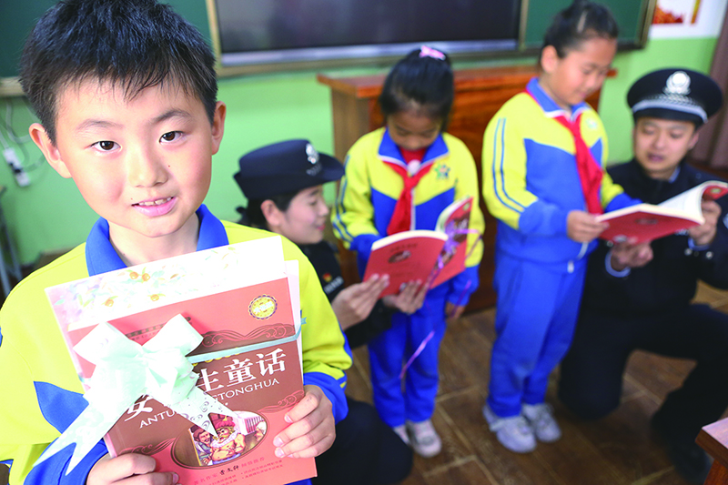 学雷锋纪念日到来之际，本溪市桥北工业园分局北台派出所民警本溪市桥北工业园分局北台派出所民警走进校园开展关爱留守儿童活动