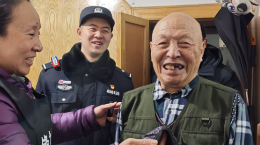 理过发的董铁良老人喜笑颜开