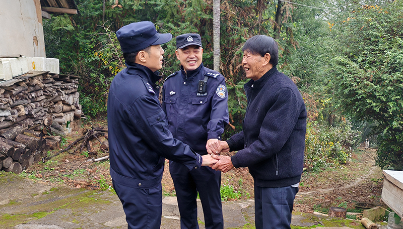 安志（左一）和杨益慰问辖区孤寡老人。