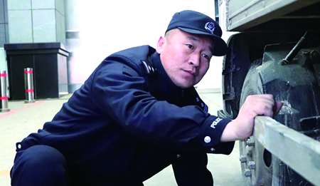 常哲对车辆进行核验检查