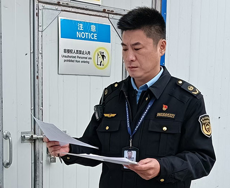 周瑞轩在涉及危险废物产生企业现场检查。