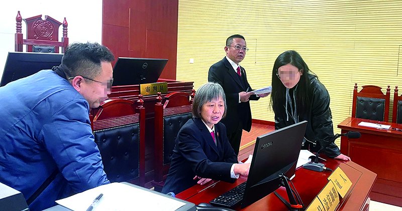 头题片（左右打码）民二庭庭长王冬梅（左二）与执行局长许培民（右二)共同开展案件调解工作